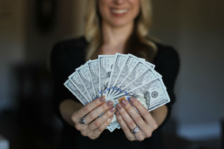 Economic growth does not guarantee a rise in happiness.jpg