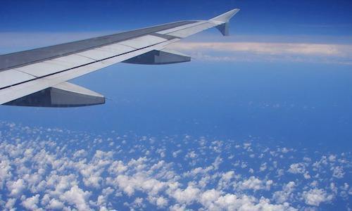 Passengers were suddenly ill to save lives. The plane made emergency preparations.jpg