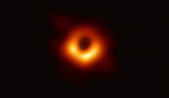 人类史上首张黑洞照片.jpeg
