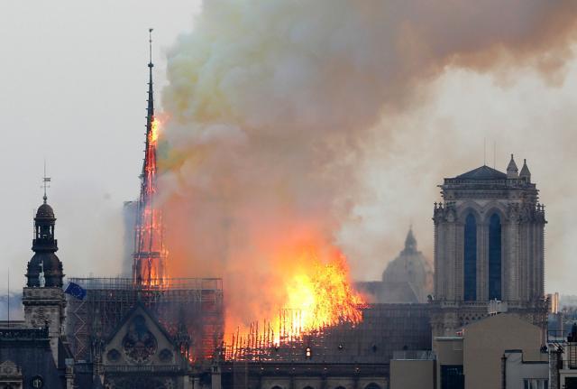 法国巴黎圣母院突发大火.jpeg