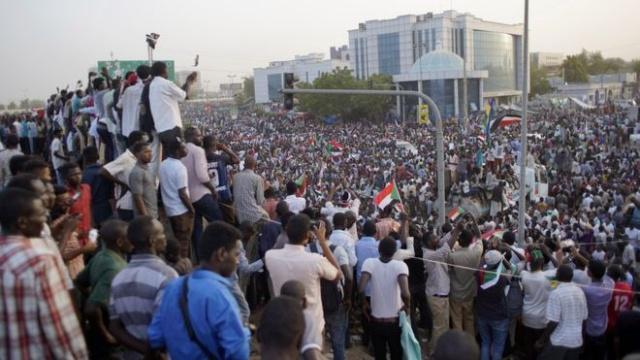 苏丹民众持续进行反政府抗议.jpeg
