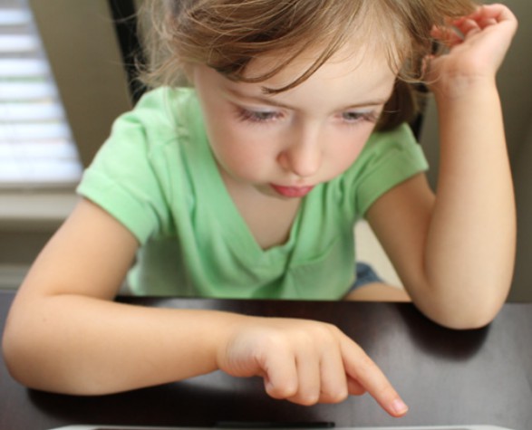 Let the screen take the place of the parents to accompany the child? WHO: This is wrong! .jpg