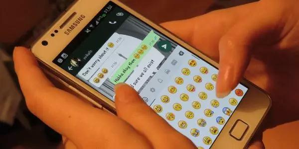 How do people with 2k+ WeChat friends manage their social circles?.jpg