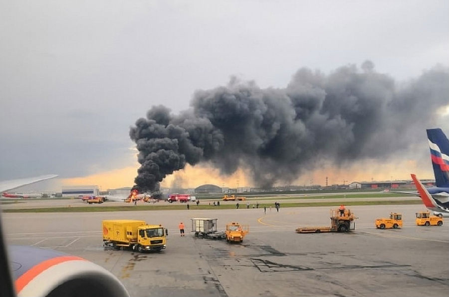 俄罗斯客机迫降起火致41人遇难.png