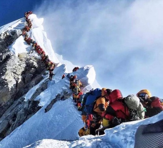 登珠峰遭遇“交通擁堵”致多名登山者喪生.jpg 登珠峰遭遇“交通擁堵”致多名登山者喪生.jpg