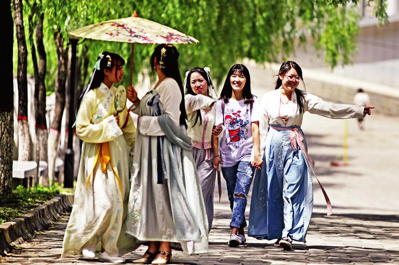 The "Hanfu fever" attracts young people to pursue .jpg
