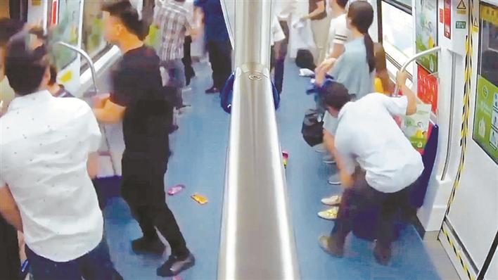 5人在深圳地铁上喊“趴下”引发恐慌被批捕.jpg
