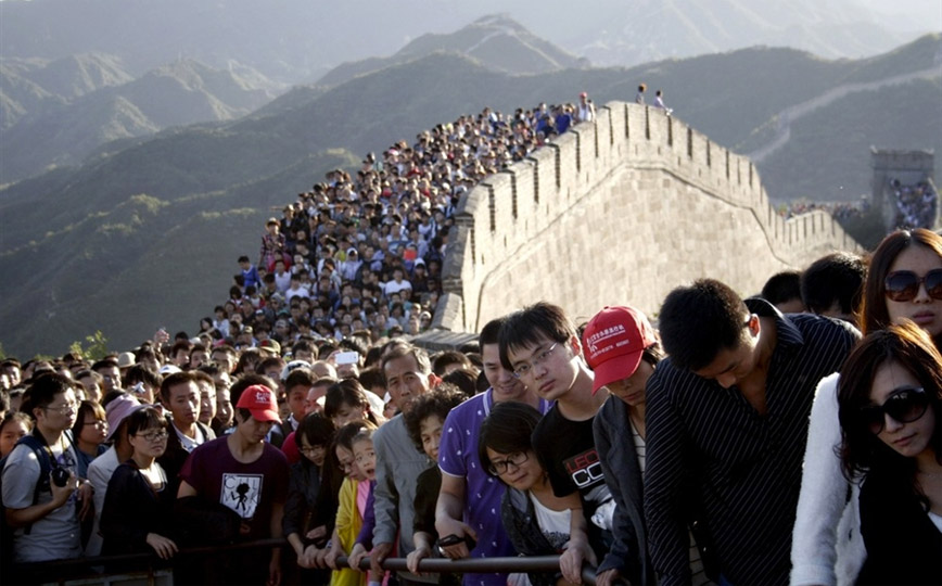 "Excessive tourism" makes popular cities face a crisis.jpg