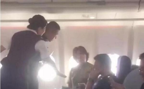 女子在航班上自称“国航监督员”，引起与其他乘客间纠纷.jpeg