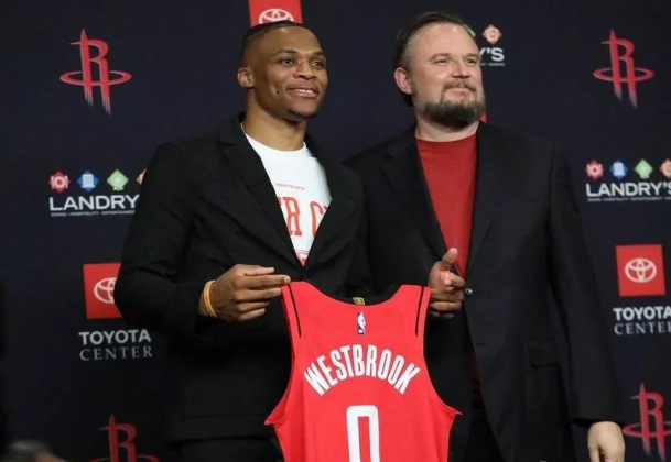 Westbrook officially debuted in the Rockets. I want to win the championship for Houston! .jpg