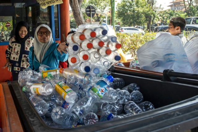 Recycling garbage surprises Indonesia to launch "plastic buses".jpg