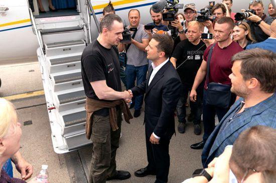 乌克兰总统在机场欢迎并拥抱获释囚犯.jpeg