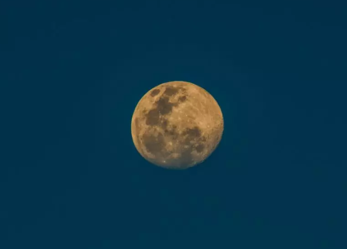 英語中和moon有關(guān)的絕妙短語