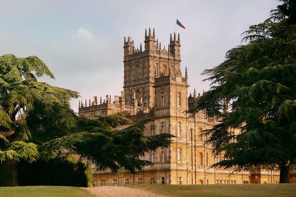 Want to spend the night at Downton Abbey? Start accepting reservations next month! .jpg