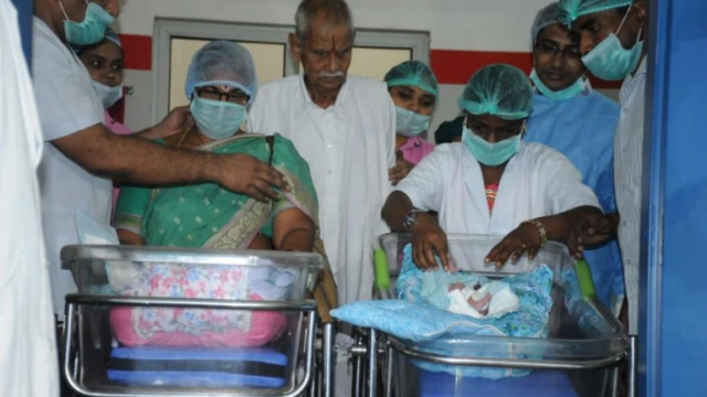 印度一74岁女子生下双胞胎.jpg