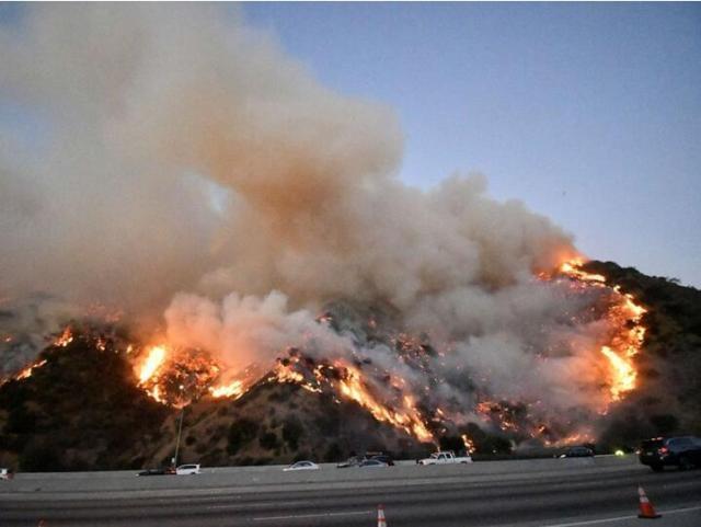 加州野火致数十万人面临停电.jpeg