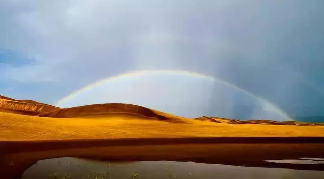 库木塔格沙漠雨后彩虹.jpg