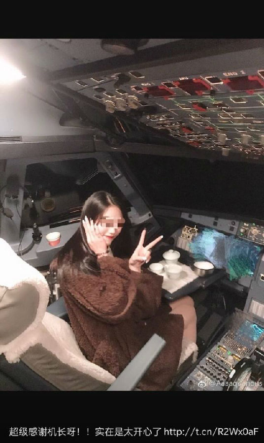 一女子进入商业航班驾驶舱拍照.jpg