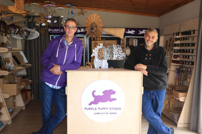 彼得·维里埃（右）和瑞安·科尔斯顿（左）在他们的“紫宠工作室”.jpg