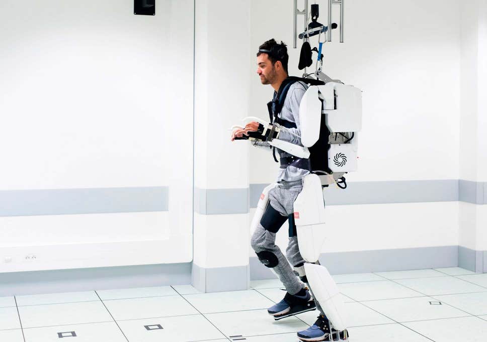 瘫痪男子使用机器人套装行走.jpg