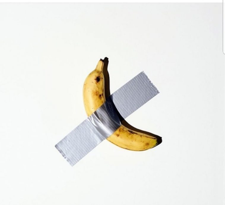 粘在白墙上的香蕉竟成艺术品!.jpg
