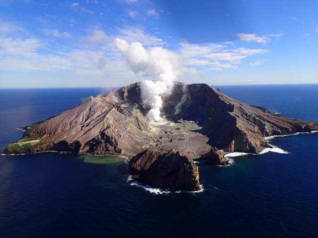 新西兰火山喷发.jpg