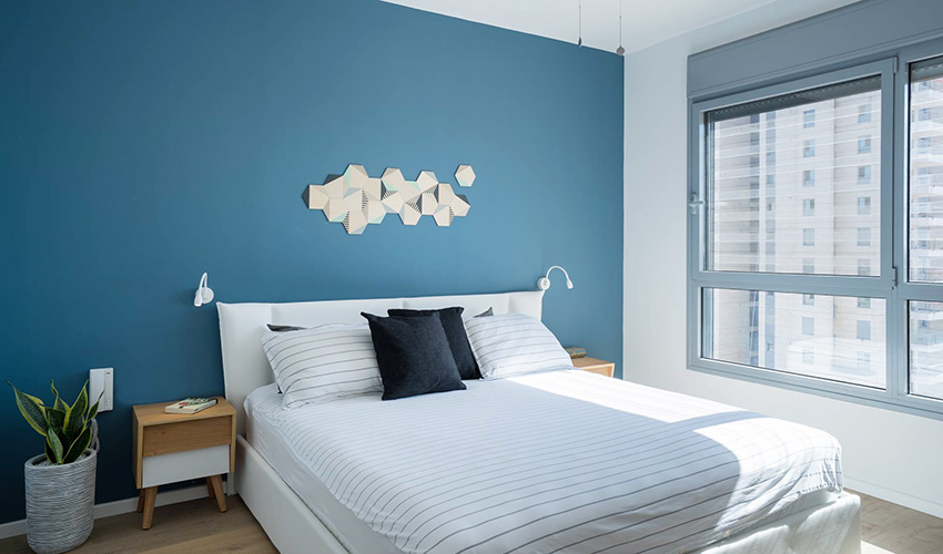 Sleep experts suggest that the bedroom walls should be painted blue.jpg