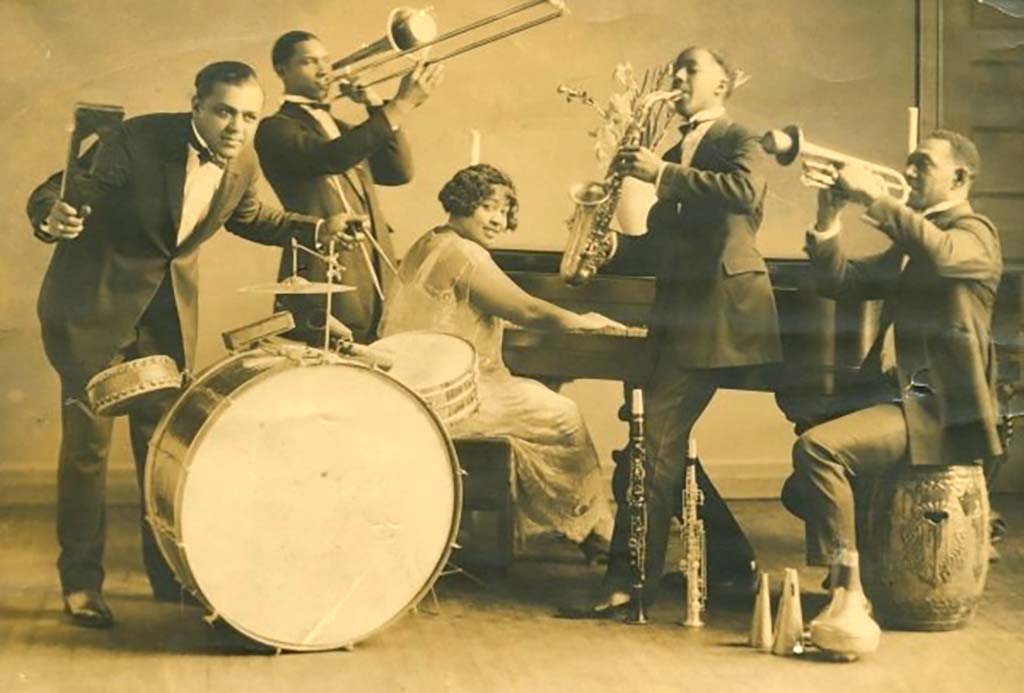 Edythe_Turnham_and_Knights_of_Syncopation_Seattle_1925.jpg