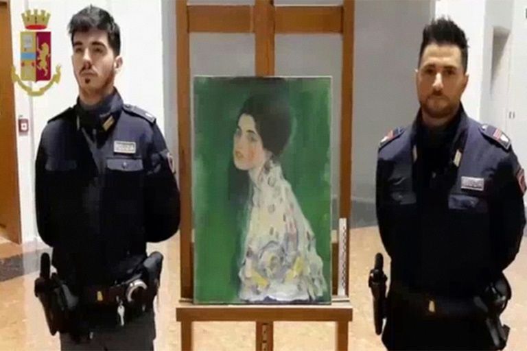 The famous paintings in the museum were stolen, and they were found hidden in the museum 23 years later.jpg