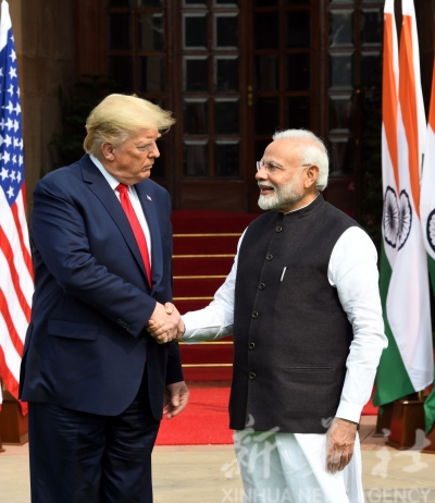 2月25日，在印度新德里，美国总统特朗普（左）与印度总理莫迪在举行会谈前握手.jpg