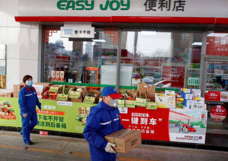 中国商家推出"无接触"销售来降低疫情影响.jpg
