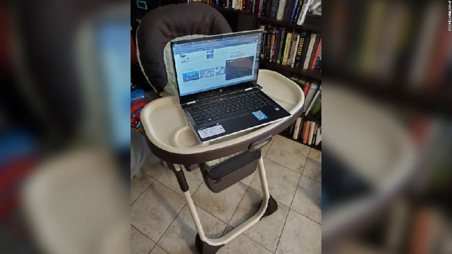 伊恩·贾蒂的婴儿高脚椅办公桌.jpg