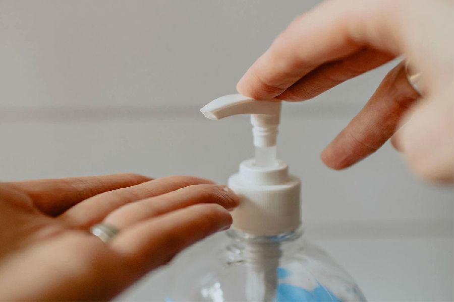 LV母公司现生产并免费提供洗手液.jpg