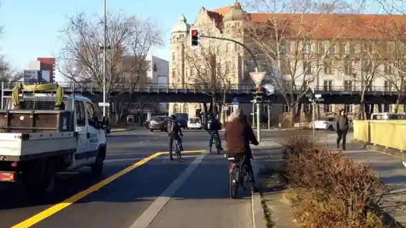 During the epidemic, German cities expanded bicycle lanes.jpg