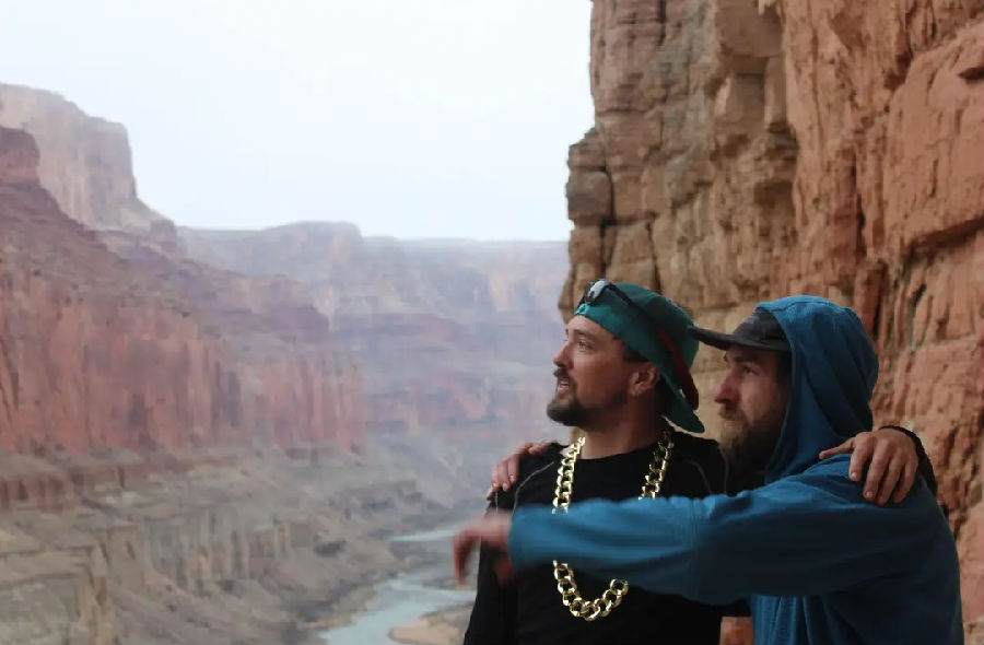 The American brother went into the mountains for 25 days and did not know the global outbreak .jpg