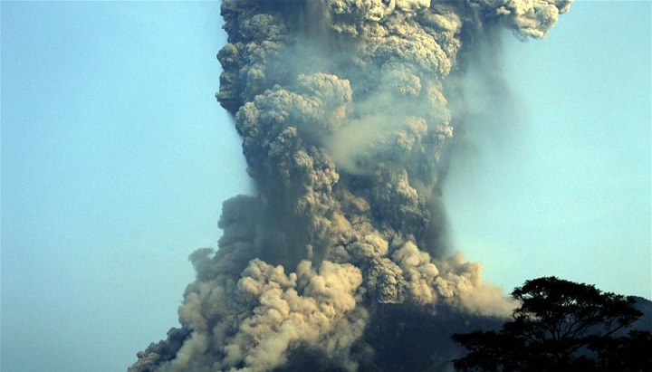 喷发的默拉皮火山.jpg