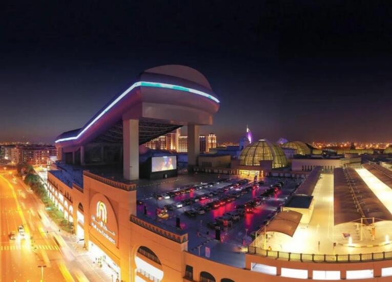 迪拜推出屋顶汽车电影院.jpg