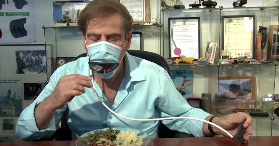 No need to take off the mask when wearing a "mechanical mouth" when eating.jpg