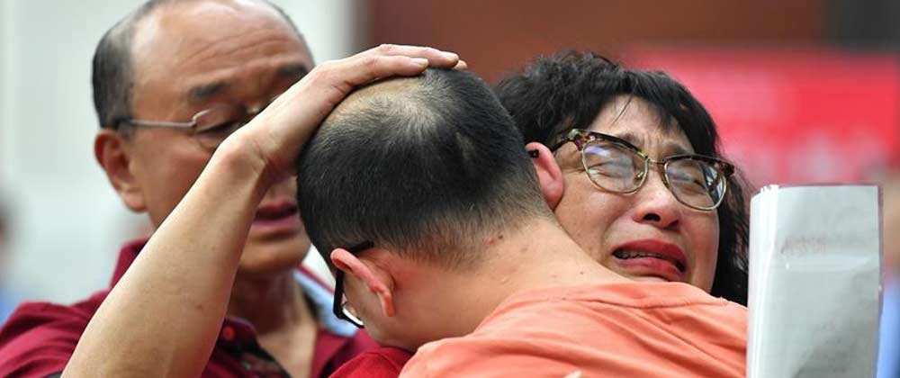 李静芝、毛振平（左）与失散32年的儿子毛寅拥抱.jpg