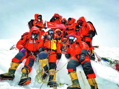 5月27日，2020珠峰高程测量登山队在峰顶合影留念.jpg