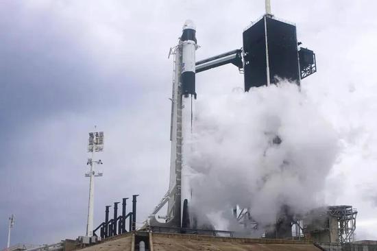 SpaceX的飞船和火箭在发射场.jpg