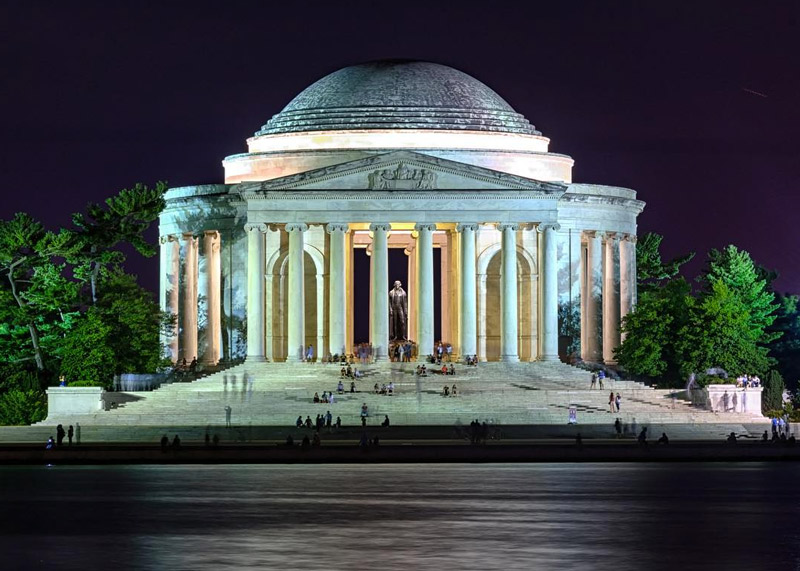 roy_howell4-nighttime-visitors-to-jefferson-memorial-from-across-tidal-basin_mydccool-homepage-photos-07.12.17.jpg