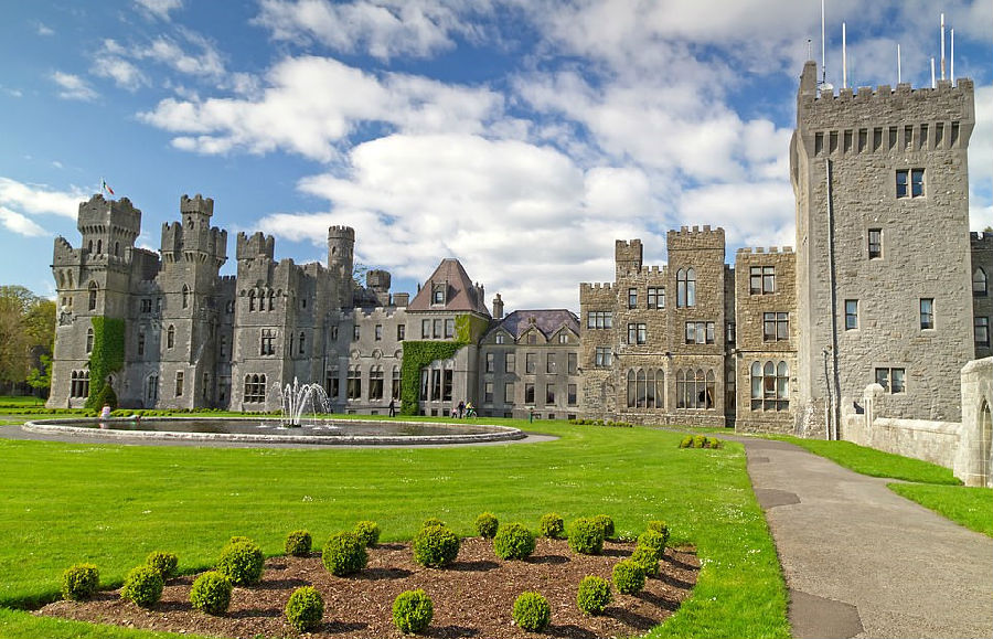 British couples have exclusive use of the castle due to the epidemic.jpg