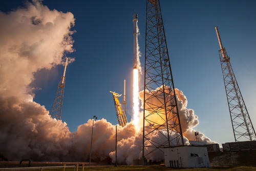 SpaceX首次载人飞行发射成功.jpg