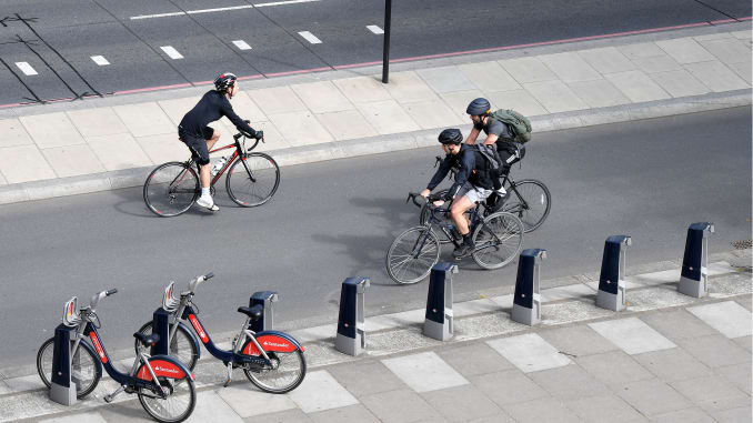 The British government will spend £2 billion to encourage people to ride and walk.jpg
