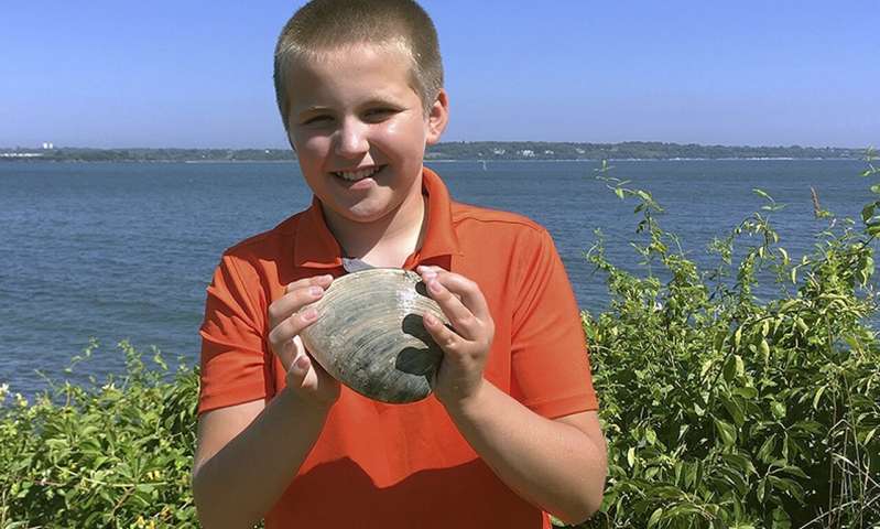 美国11岁男孩发现巨型圆蛤.jpg