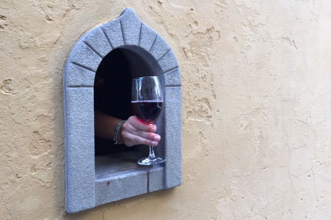 Italy re-enables the 17th century anti-epidemic "wine window".jpg