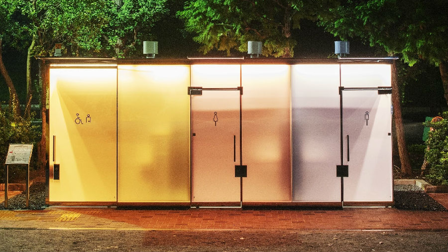 Tokyo transparent public toilets attract the crowd.jpg