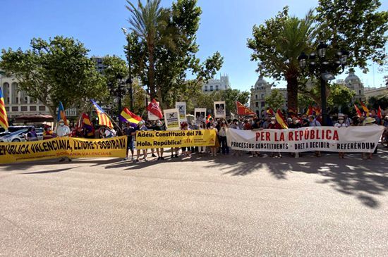 西班牙民众要求终止君主制.jpg