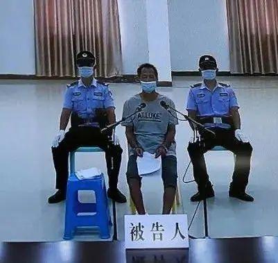 被告人李小文在羁押场所出庭受审.jpeg